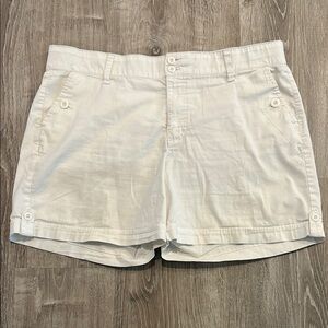 Gloria Vanderbilt White Shorts Classic Design